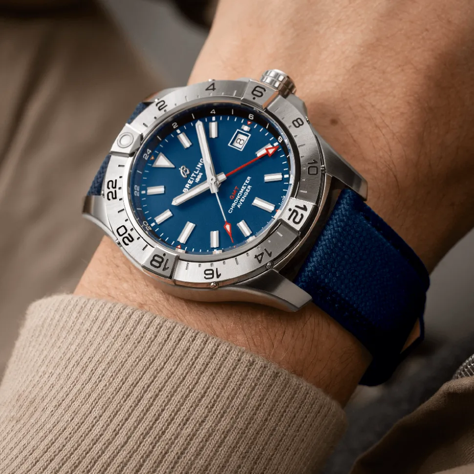Breitling Avenger GMT 44 A32320101C1X1
